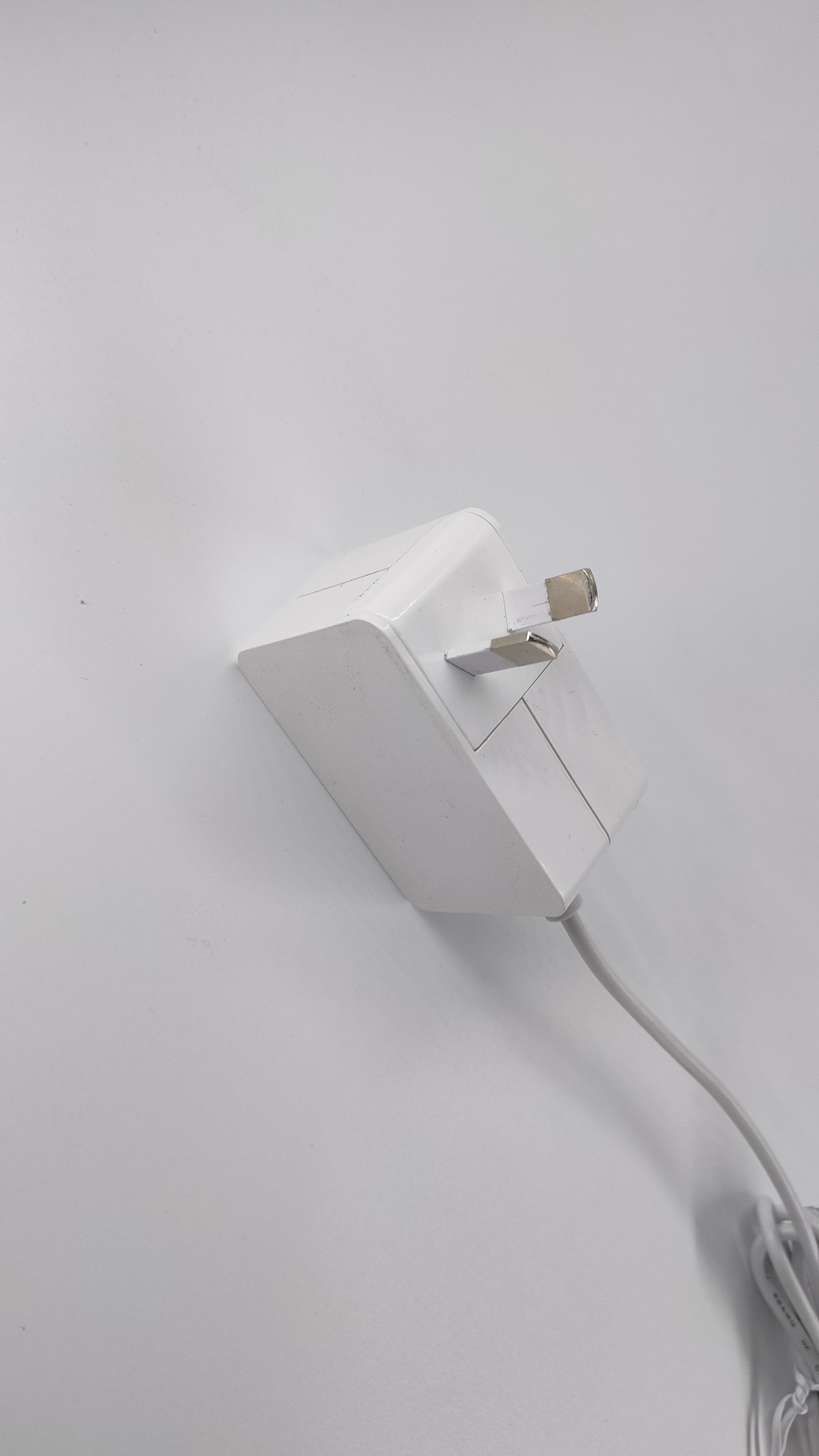 澳规插墙式电源适配器-白色
